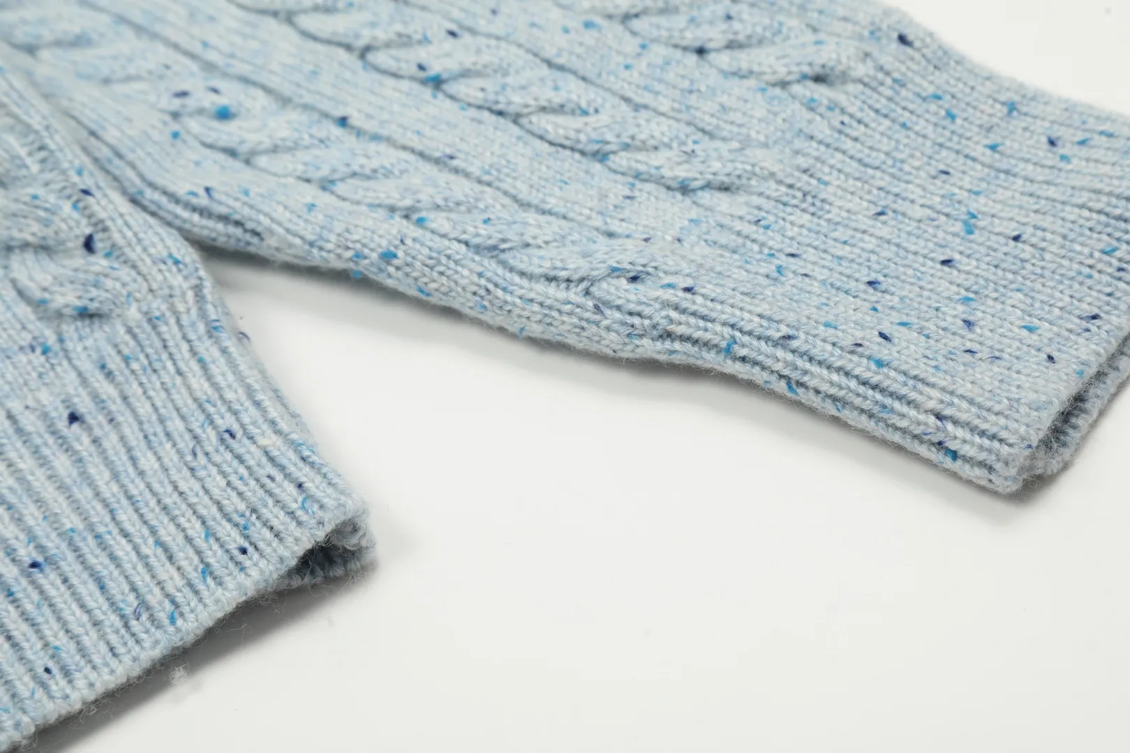 vivienne west wood Vivienne heavy-duty twist multi-color classic cardigan knitted sweater wool 2024 autumn latest style 🧩 15% merino cotton wool 85% wool blend 🧩Correct Italian 🇮🇹100% wool washed wheat logo Size: S -M- L Color: White Dark Gray Blue